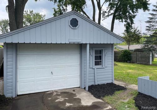 318 Walnut St, Mount Morris, MI, 48458-1949 | Card Image