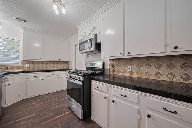 8045 Ridgeview Dr, House other with 3 bedrooms, 2 bathrooms and 1 parking in Houston TX | Image 12