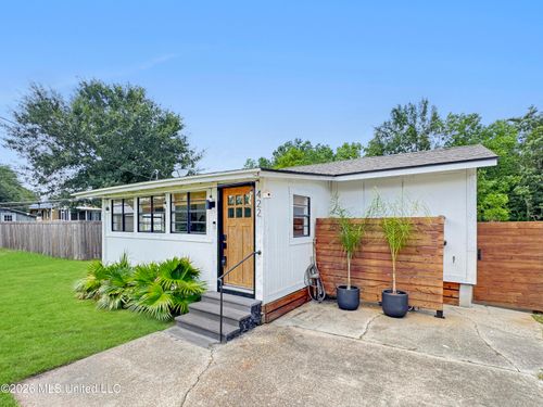 422 Merritt St, Waveland, MS, 39576-3240 | Card Image