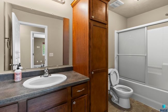 1313 W Creekside Dr, House other with 5 bedrooms, 3 bathrooms and null parking in Brandon SD | Image 17