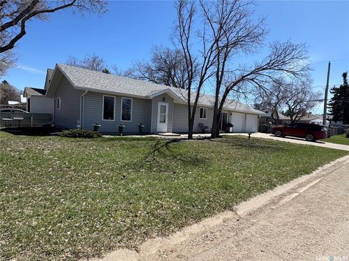 319 6th Ave W, Assiniboia, SK, S0H | Card Image