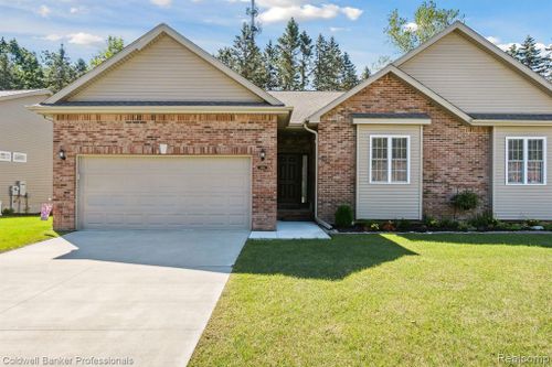 3113 Harbor Pointe Circle, Fenton Twp, MI, 48430 | Card Image