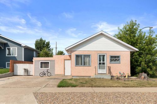 802 2 St Se, Redcliff, AB, T0J2P0 | Card Image