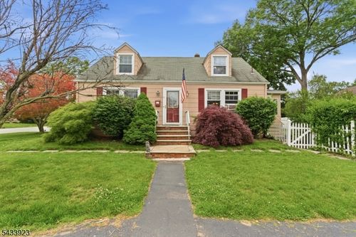 9 Albert St, Pompton Plains, NJ, 07444-2051 | Card Image