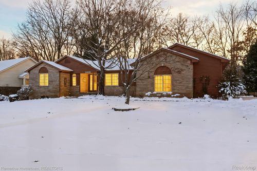 8930 Twin Lakes Dr, White Lake, MI, 48386-2090 | Card Image