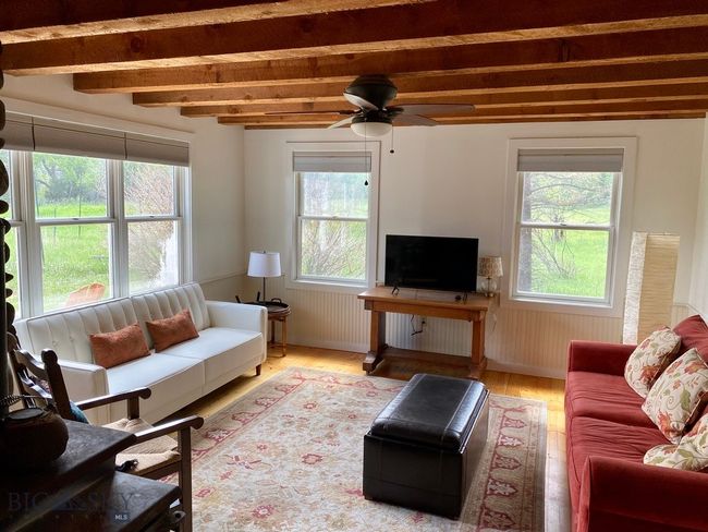 Grizzly Meadows Cottage Living Room | Image 28