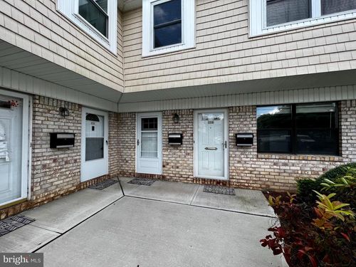 211 Silver Ct, Hamilton Square, NJ, 08690-3514 | Card Image