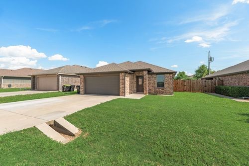421 W Holford St, Pilot Point, TX, 76258-2677 | Card Image