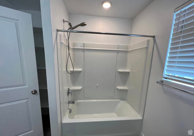 Full bath with shower / bathtub combination | Image 19