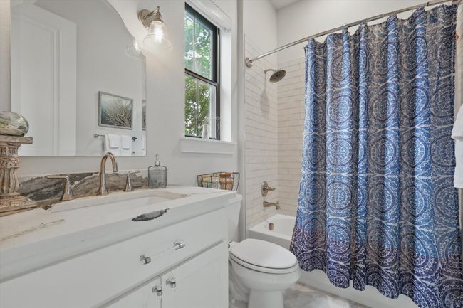 Bedroom 2 en suite bathroom | Image 8