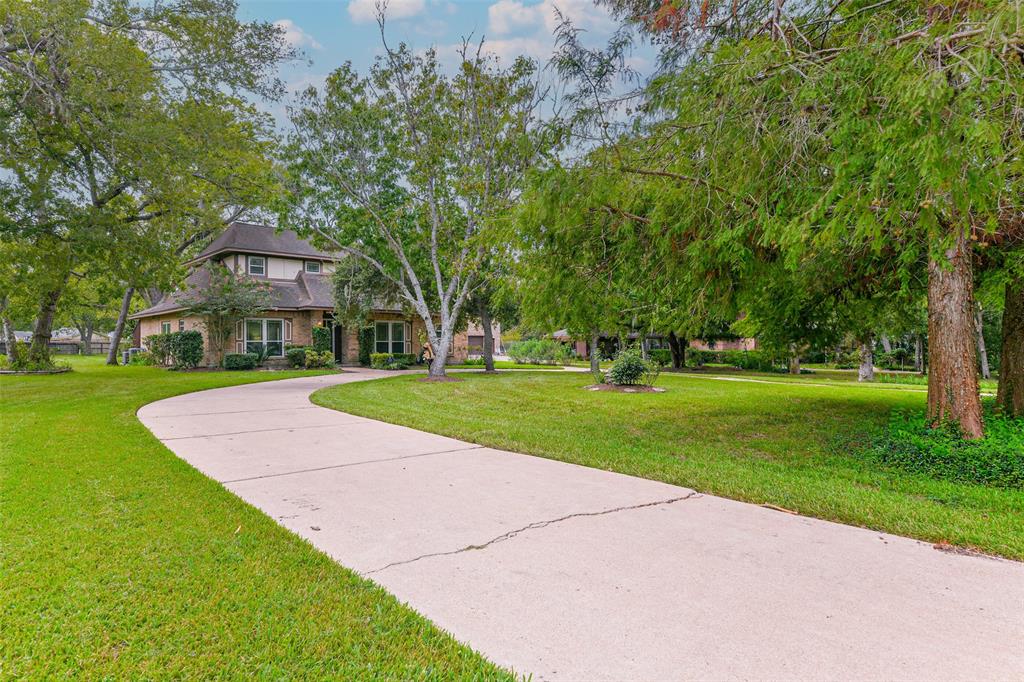 Pine Dr, Friendswood, TX 77546