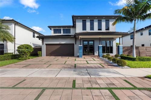 8975 Nw 161st Ter, Miami Lakes, FL, 33018-1426 | Card Image