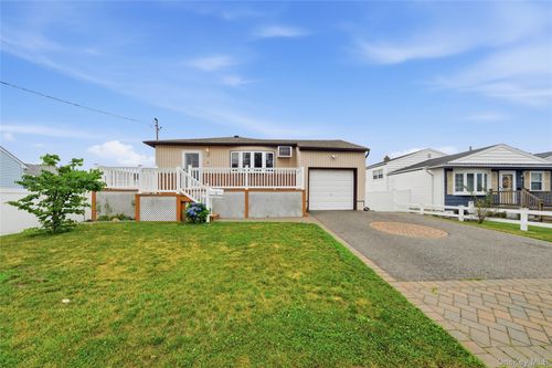 4 Farragut Ave, Lindenhurst, NY, 11757-5918 | Card Image