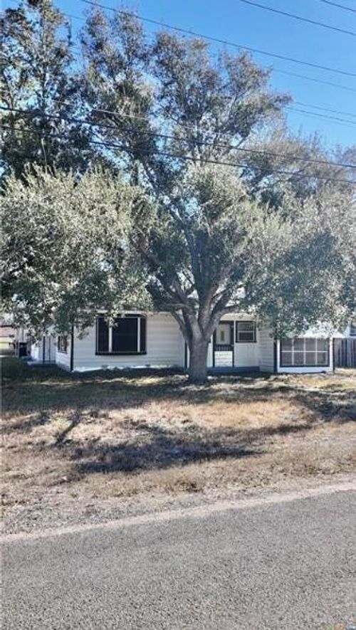 142 W 4th St, Yorktown, TX, 78164-5331 | Card Image