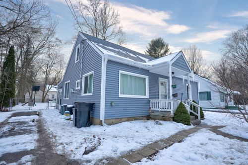 421 W Johnson St, Clio, MI, 48420-1522 | Card Image