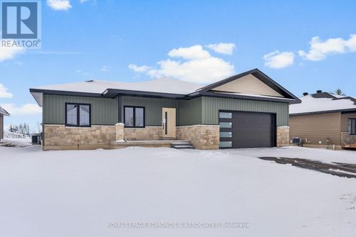 22 Bamagillia St, Cobden, ON, K0J1K0 | Card Image