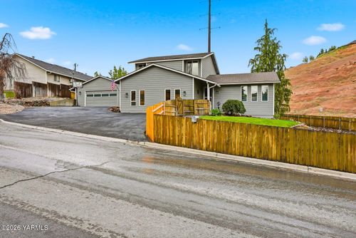 304 S 10th St, Selah, WA, 98942-1803 | Card Image