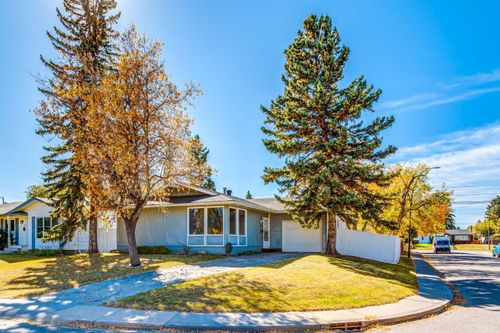 244 Maple Court Cres Se, Calgary, AB, T2J1W2 | Card Image