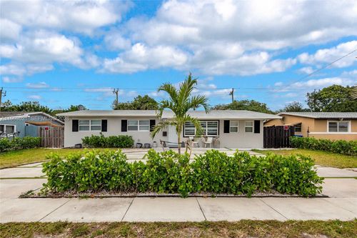 200 Sw 69th Ter, Pembroke Pines, FL, 33023-1160 | Card Image
