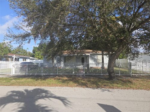 561 Nw 190th St, Miami Gardens, FL, 33169-3906 | Card Image