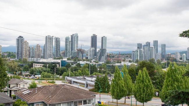 View of city skyline | Image 5