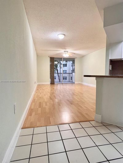 305 - 8245 Lake Dr, Condo with 1 bedrooms, 1 bathrooms and null parking in Doral FL | Image 2