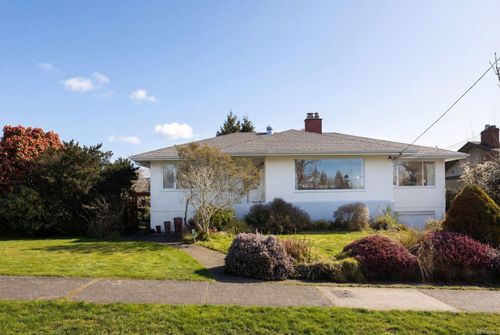 683 Richmond Ave, Victoria, BC, V8S3Y8 | Card Image