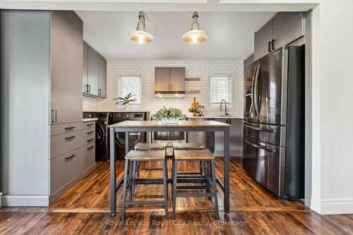 39 Ridgewood Ave, Guelph, ON, N1H6C3 | Card Image