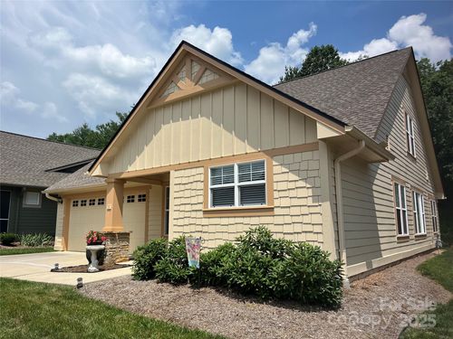 24 Gray Wolf Ln, Hendersonville, NC, 28792-7423 | Card Image