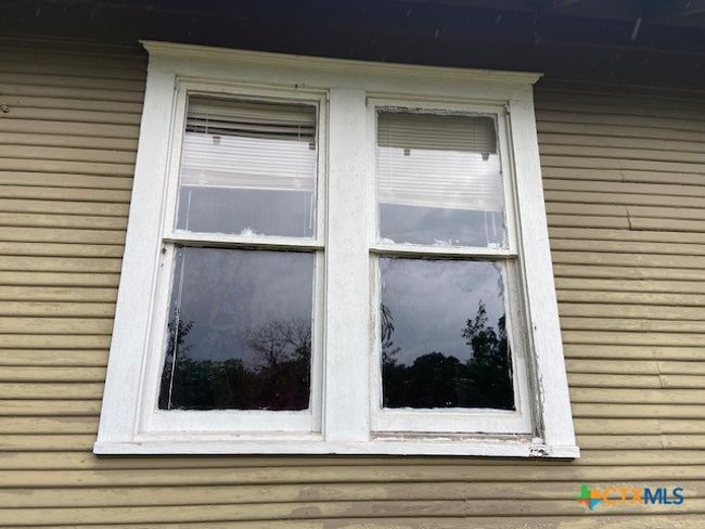 409 E Hochheim St, House other with 3 bedrooms, 2 bathrooms and null parking in Yoakum TX | Image 28