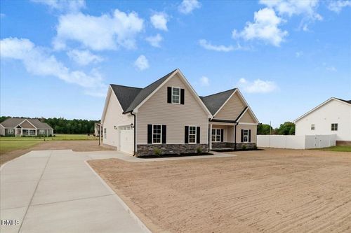 102 Chester Pl, Pikeville, NC, 27863-8143 | Card Image