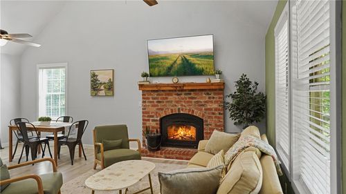 8210 Chestnut Dr, Rogers, AR, 72756-7701 | Card Image