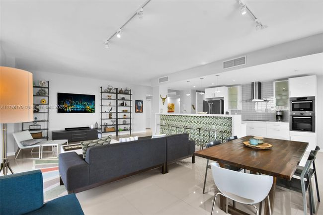PHH - 9225 Collins Ave, Condo with 3 bedrooms, 3 bathrooms and null parking in Surfside FL | Image 11