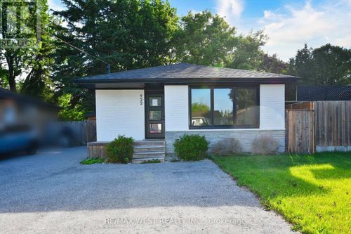 922 Centre St N, Whitby, ON, L1N4V1 | Card Image
