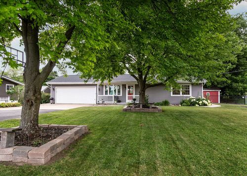 802 N Main St, Eureka, IL, 61530-9412 | Card Image