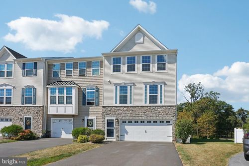 221 Laurel Ln, PERKASIE, PA, 18944-1252 | Card Image