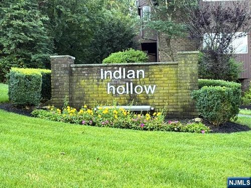 132 Indian Hollow Ct, Mahwah, NJ, 07430-2272 | Card Image