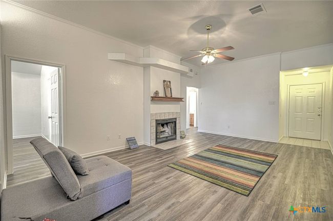 Living room toward front door | Image 7