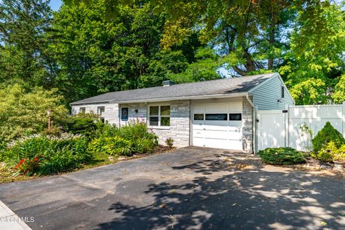 15 Groesbeck Pl, Delmar, NY, 12054-1101 | Card Image