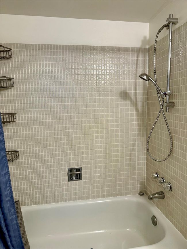 Guest bath | Image 16