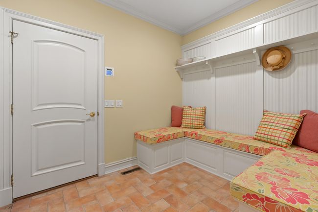 Mudroom off garage | Image 26