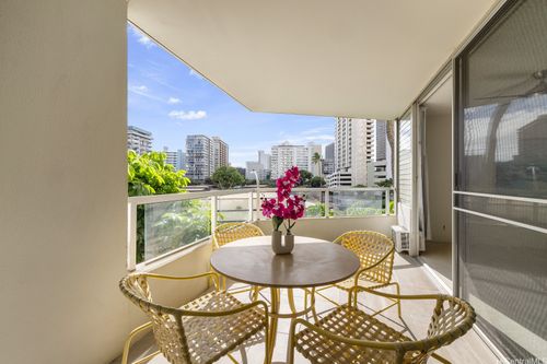 apt-304-2600 Pualani Way, Honolulu, HI, 96815-3937 | Card Image