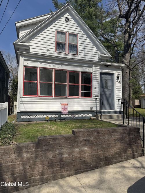 35 Cornell St, Schenectady, NY, 12304-1415 | Card Image