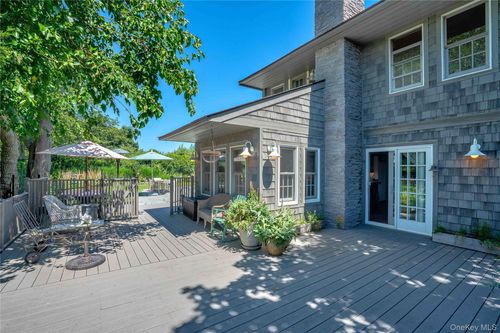 1075 Narrow River Rd, Orient, NY, 11957-1422 | Card Image