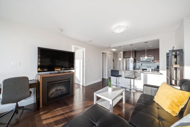 706 - 2959 Glen Dr, Condo with 1 bedrooms, 1 bathrooms and 1 parking in Coquitlam BC | Image 9
