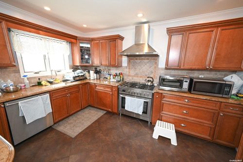 202 Euston Rd S, Garden City South, NY, 11530-5528 | Card Image