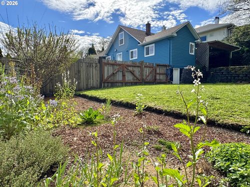 369 S 10th St, Coos Bay, OR, 97420-4648 | Card Image