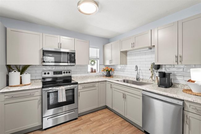 512 Flame Tree Dr, House other with 2 bedrooms, 1 bathrooms and null parking in APOLLO BEACH FL | Image 7