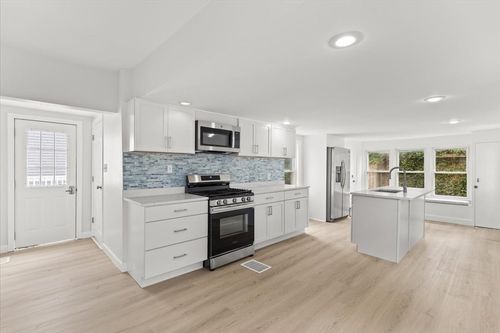 54 L St, Hull, MA, 02045-1722 | Card Image