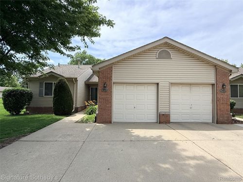 24381 Juliet Dr, Center Line, MI, 48015-1055 | Card Image
